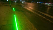 Poznań testuje LED-y na przejściu dla pieszych. Dla "smartfonowych zombie"