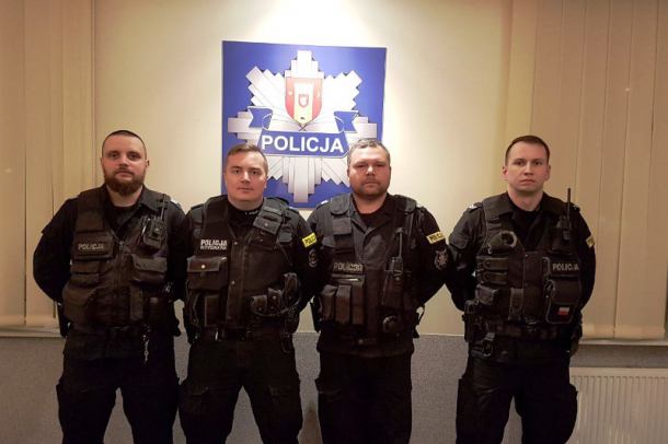 Policjanci ewakuowali mieszkańców płonącego budynku w Człuchowie. Podano wstępne przyczyny pożaru