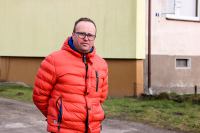 Staw wylał z brzeg&oacute;w w Ogorzelinach. Woda zagraża pobliskim budynkom