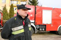 Staw wylał z brzeg&oacute;w w Ogorzelinach. Woda zagraża pobliskim budynkom