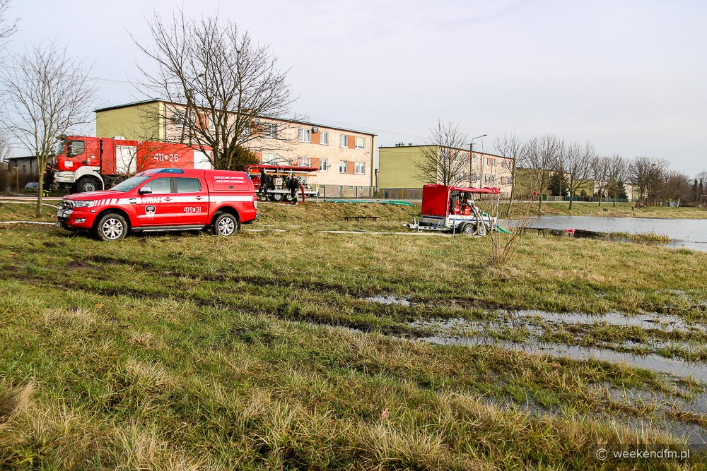 Staw wylał z brzegów w Ogorzelinach. Woda zagraża pobliskim budynkom