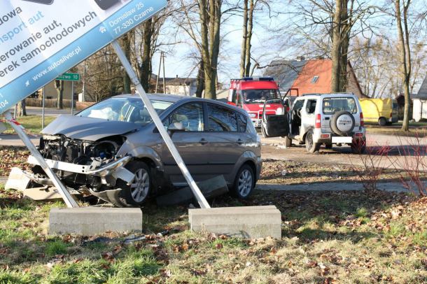 Zderzenie dwóch samochodów w Wyczechach. Cztery osoby poszkodowane