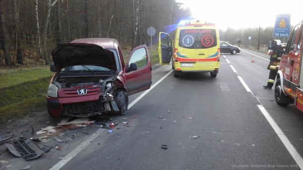 Zderzenie osobówki z ciężarówką w Czersku. Kierująca peugeotem trafiła do szpitala