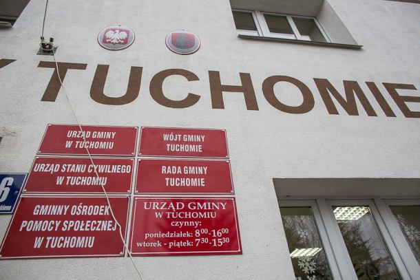 Umowa podpisana. Będzie podjazd dla niepełnosprawnych w szkole w Tuchomiu