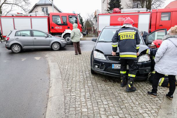 Zderzenie forda z vw na skrzyżowaniu ulic Tucholskiej z Gdańską w Chojnicach