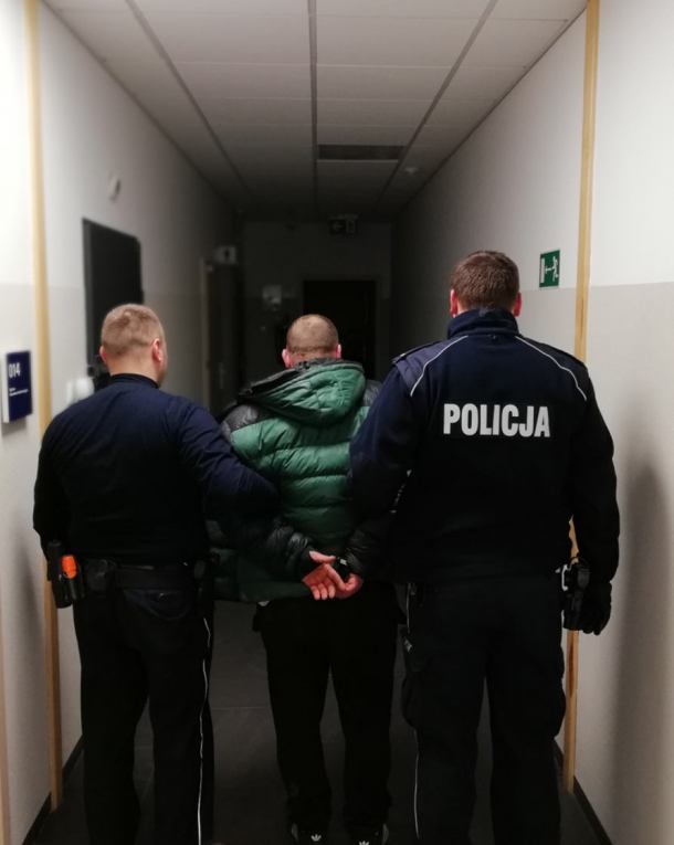 Mieszkaniec gminy Kęsowo podpalił dwa samochody i uszkodził drzwi piłą łańcuchową