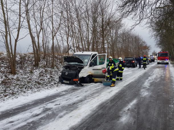 Kolizja na oblodzonej drodze z Przechlewa do Sąpolna
