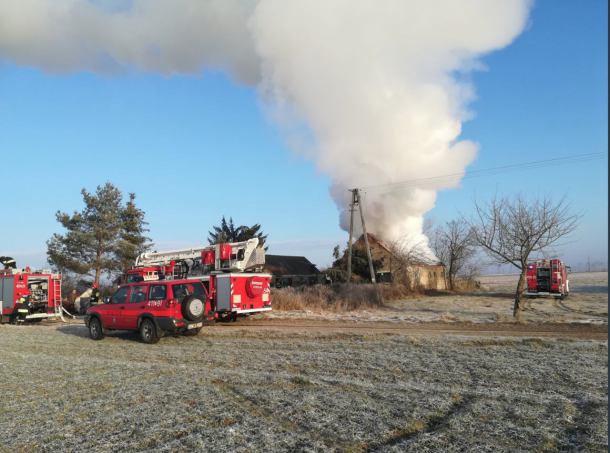 Pożar budynku w miejscowości Nicponie w gminie Chojnice. Dwie osoby poszkodowane