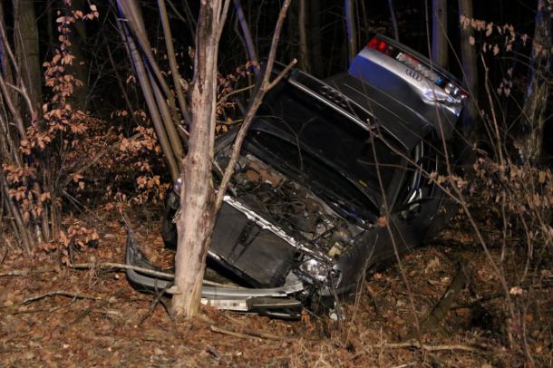 Wypadek drogowy pod Człuchowem. Audi uderzyło w drzewo. W samochodzie były trzy osoby (FOTO)