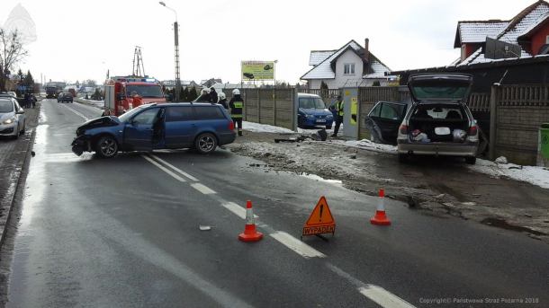 Zderzenie dwóch samochodów osobowych w Czersku