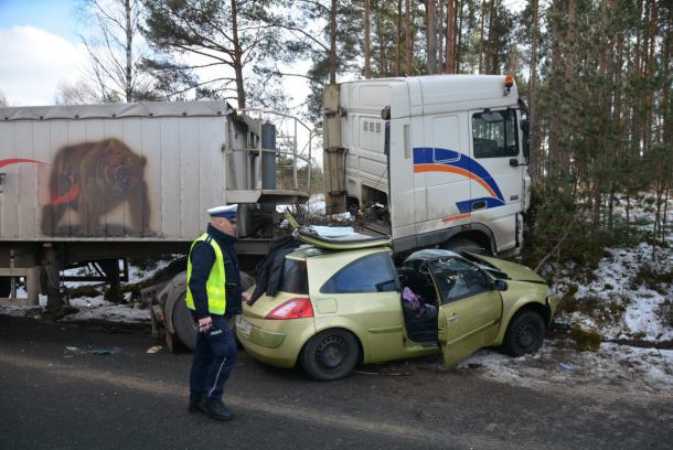 W miejscowości Olpuch samochód osobowy zderzył się z ciężarówką (FOTO)