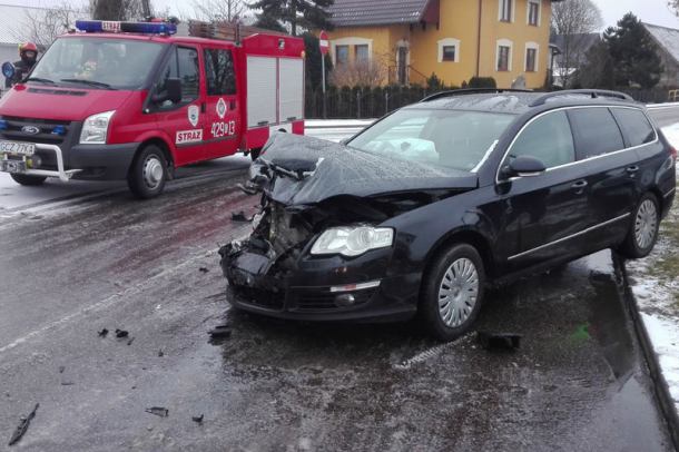 Gmina Debrzno: czołowe zderzenie dwóch samochodów osobowych