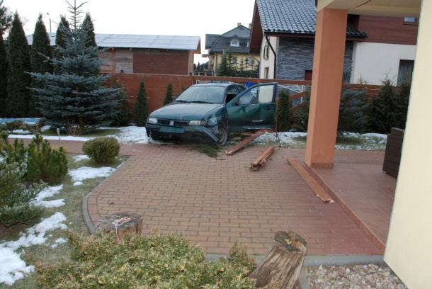 Powiat kościerski: seat przebił się przez ogrodzenie (FOTO)