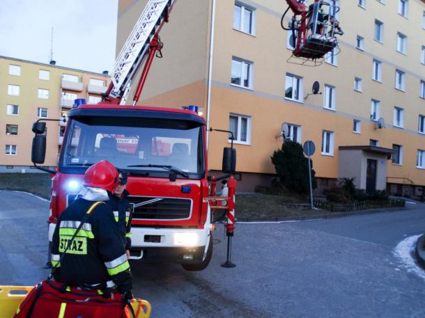 Wszedł na dach bloku i groził, że skoczy. Uratowali go strażacy i policjanci