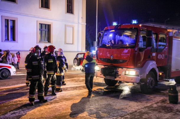 W mieszkaniu zapaliła się kanapa. 20 mieszkańców kamienicy ewakuowanych