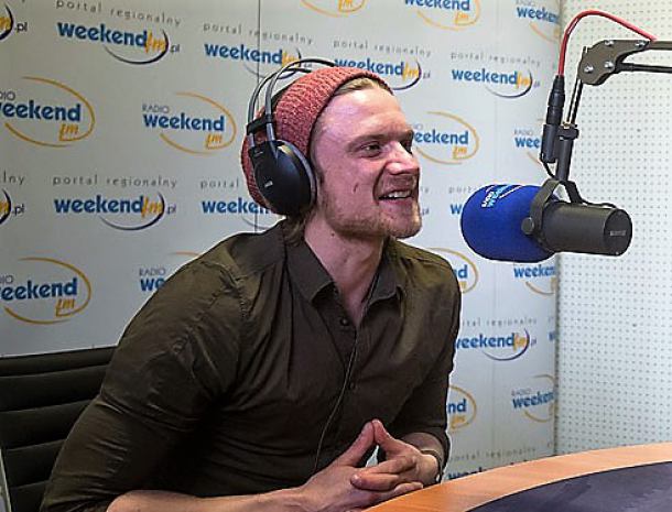 Marcin Spenner w Weekend FM słucha suchara i prezentuje "Lucy"