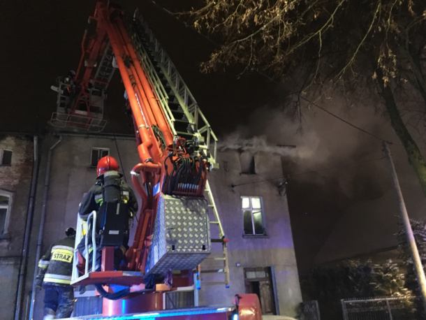 Pożar kamienicy w Kościerzynie. Ogień pojawił się nad ranem (FOTO)