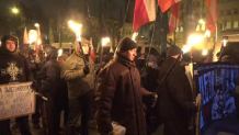 Marsz z pochodniami ku czci Żołnierzy Wyklętych w Warszawie. Policja użyła siły wobec kontrmanifestantów