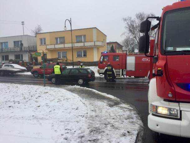Zderzenie dwóch osobówek i auto-lawety na Alei Brzozowej w Chojnicach