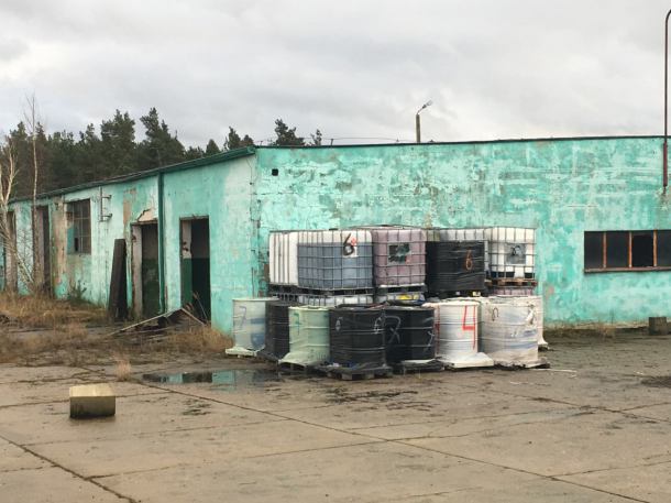Kilkadziesiąt 1000-litrowych pojemników z nieznaną substancją w Borsku, w gminie Karsin