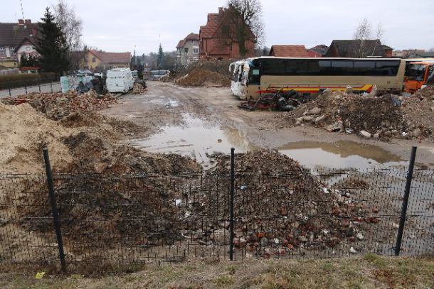 Mieszkańcy Debrzna skarżą się na bałagan na dwóch działkach prywatnego przedsiębiorcy