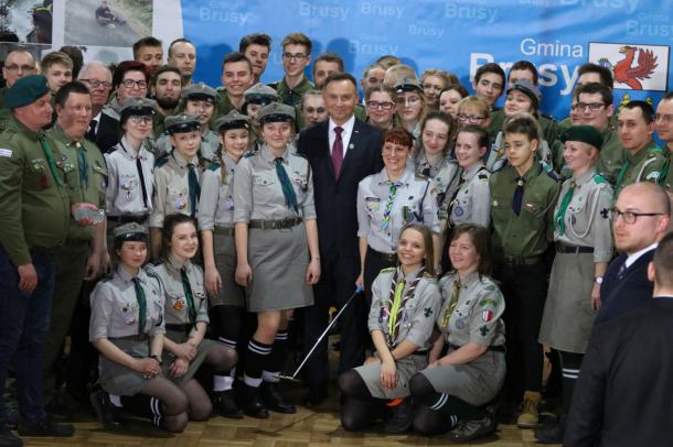 "Chylę czoła przed wami, że nie patrząc na swoje rodziny, pobiegliście na pomoc innym." Prezydent Duda w Brusach