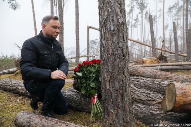Prezydent RP złożył kwiaty na terenie zniszczonego obozu harcerskiego w Suszku (FOTO)