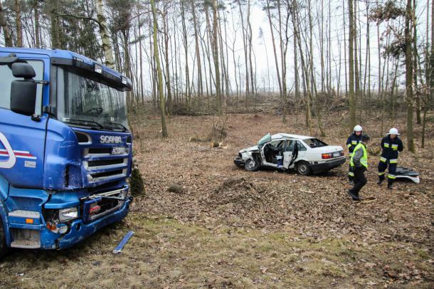 Wypadek w Jeziorkach koło Chojnic. Poszkodowane są trzy osoby, w tym dziecko