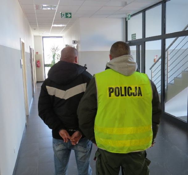 Para seryjnych włamywaczy zatrzymana przez tucholskich policjantów