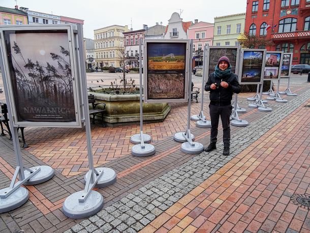 Na rynku w Chojnicach można oglądać wystawę fotografii dotyczącą ubiegłorocznej nawałnicy