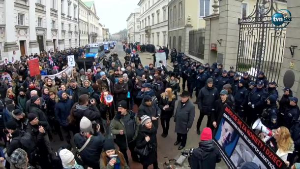 Trwa "Czarny Piątek" na ulicach Warszawy. Protesty przeciwko zaostrzeniu prawa aborcyjnego