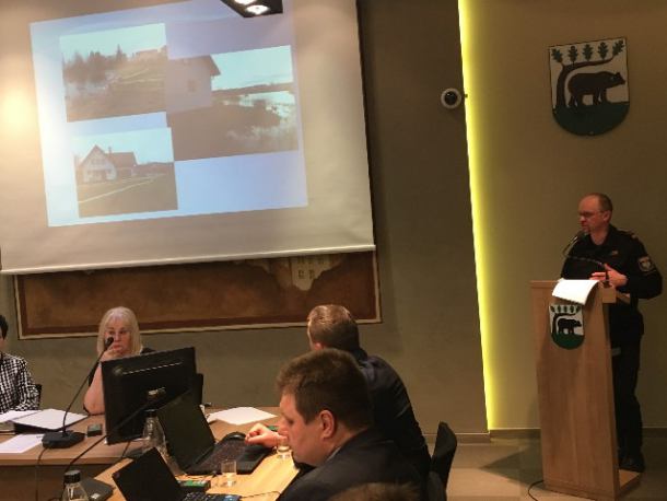 Strażacy w Kościerzynie walczą z ciągle zalewanymi ulicami i posesjami 