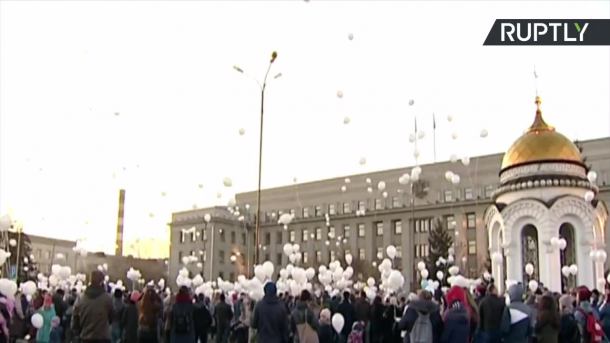 Setki zniczy, maskotek i balonów. Rosjanie opłakują ofiary pożaru w Kemerowie