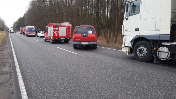 Kobieta i dziecko poszkodowane w wypadku na drodze krajowej nr 22 w gminie Debrzno