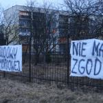 W miejscu, gdzie ma stanąć wieża, wiszą transparenty protestujących mieszkańców. Fot. Wojciech Piepiorka