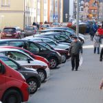 Znalezienie wolnego miejsca parkingowego na ulicy Długosza w Człuchowie to karkołomne zadanie. Fot. Wojciech Piepiorka