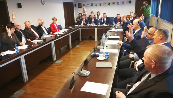 Radni powiatu bytowskiego przyjęli stanowisko w sprawie opłat za parkowanie przy bytowskim szpitalu