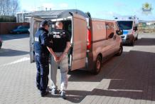 Trzy osoby zajmujące się handlem narkotykami wpadły w ręce człuchowskiej policji