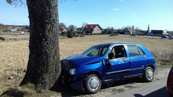 Wypadek pod Człuchowem. Samochód osobowy uderzył w drzewo