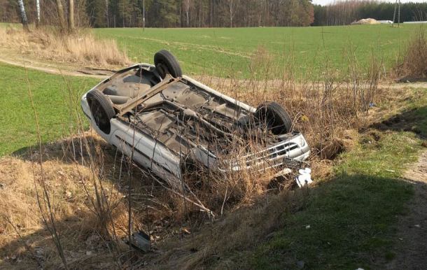Zderzenie dwóch samochodów w pobliżu Przechlewa. Oba auta dachowały (FOTO)