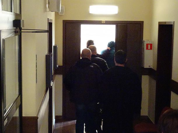 Policjant z komendy w Człuchowie z zarzutami ciężkiego pobicia swojego znajomego