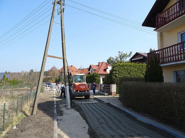 Charzykowy: drogowcy budują ulicę ze słupem w środku
