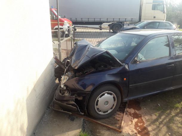 Kierowca spowodował kolizję i wjechał w budynek. Stracił prawo jazdy