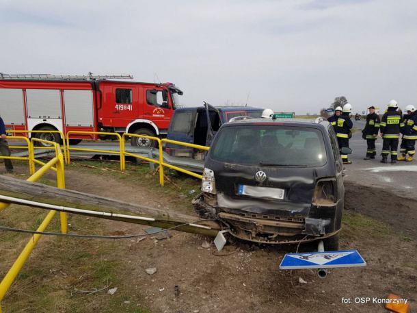 Zderzenie dwóch samochodów na skrzyżowaniu dróg wojewódzkich w okolicach Konarzyn