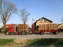 Ciężarowa scania przewożąca drewno najechała na tył osobowego renault 