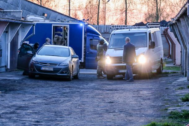 Akcja policji w Debrznie. Funkcjonariusze szukali skradzionej broni? (FOTO, WIDEO)
