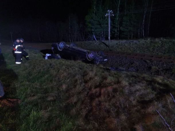Mercedes dachował na trasie Męcikał - Brusy. Zatrzymał się metr od torów kolejowych