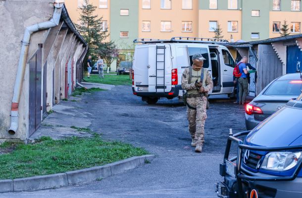 Policja zabiera głos w sprawie włamania do magazynu z bronią w Debrznie-Wsi