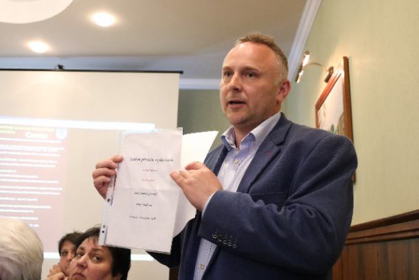 Znów awantura o pomnik w Czarnem. Tym razem podczas sesji