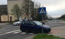 Kolizja dwóch samochodów na skrzyżowaniu ulic Jana Pawła, Filomatów i Al. Bayeux w Chojnicach